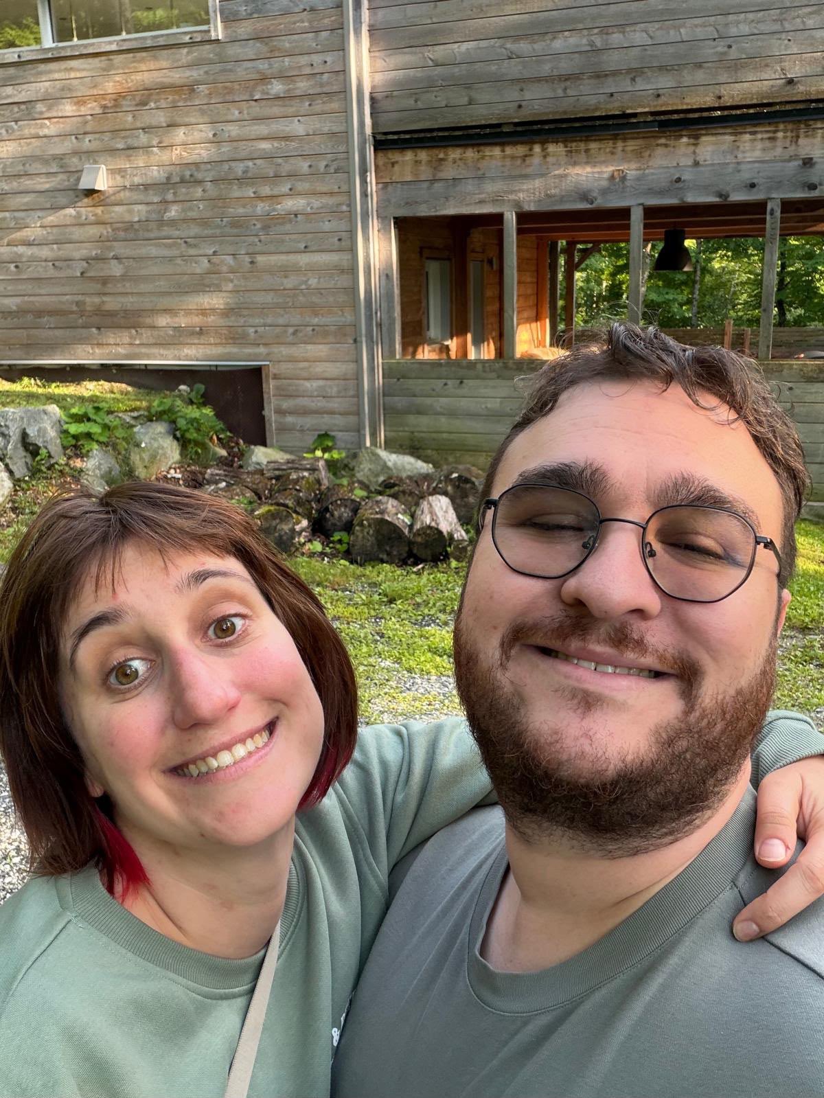 Mathieu et Gwenaëlle, souriants, devant le chalet d'Eastman